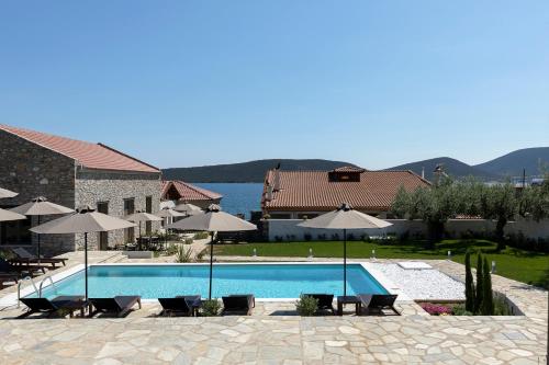 Gallery image of Lichnos Luxury Suites in Soúrpi