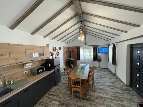 a kitchen and dining room with a table and chairs at Casa Valentina in Cristian