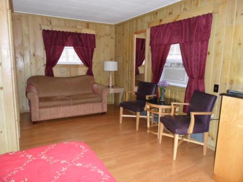 Ein Sitzbereich in der Unterkunft Seven Dwarfs Cabins - Brown Cabins