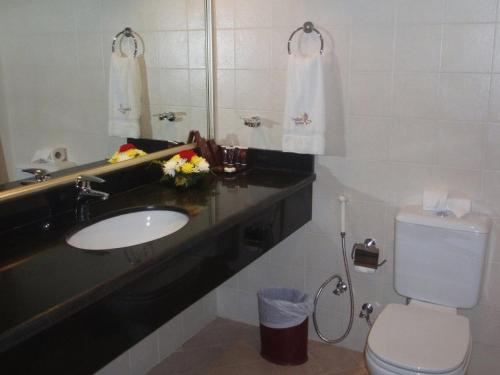 
A bathroom at London Suites Hotel
