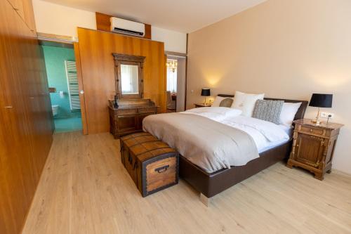 una camera con un grande letto con testiera in legno di Luxury Apartment Villa Černigoj a Maribor