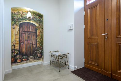 a hallway with a painting of a door at Dworek Wojanów in Wojanów