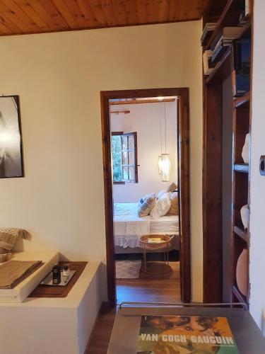 a room with a mirror and a bed in a room at Villa Al-ari in Diakopto