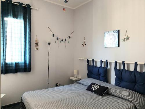 パレルモにあるCasa Maro'のベッドルーム1室(青い枕のベッド1台付)