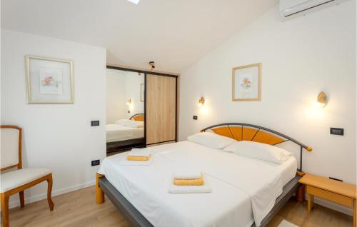 Кровать или кровати в номере Awesome Apartment In Medulin With House Sea View