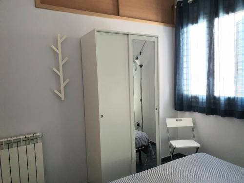 パレルモにあるCasa Maro'のベッドルーム1室(鏡、ベッド1台、窓付)