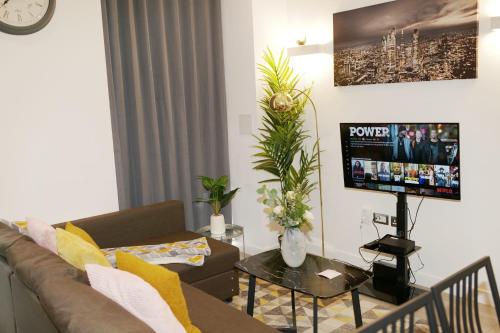 A television and/or entertainment centre at MK SHORTSTAY DELUXE-Flat 2