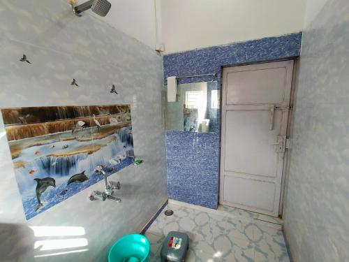 卡修拉荷的住宿－Eastern Gate Homestay，浴室墙上挂有企鹅画