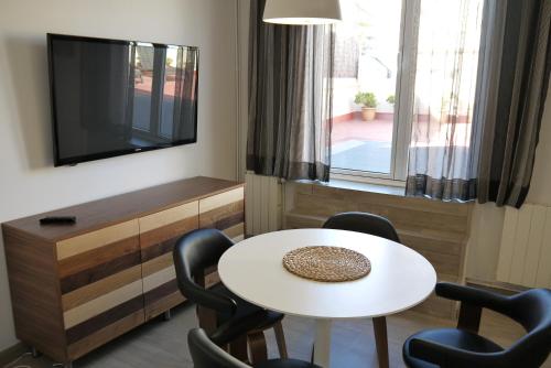 Μια τηλεόραση ή/και κέντρο ψυχαγωγίας στο Quartprimera Apartments