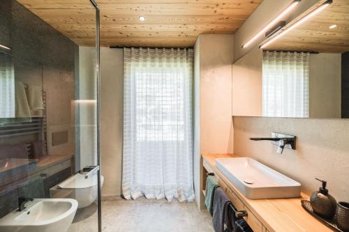 La salle de bains est pourvue d'un lavabo et d'un miroir. dans l'établissement Amie Chalet, à Santa Cristina Valgardena