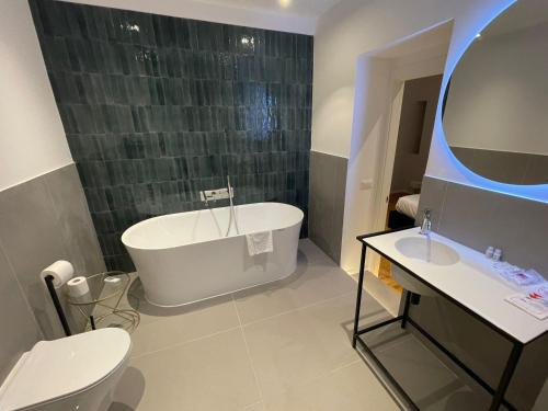 La salle de bains est pourvue d'une baignoire, de toilettes et d'un lavabo. dans l'établissement Carrara 24, à Rome