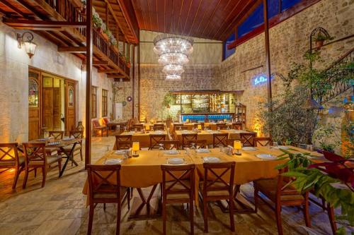 un restaurante con mesas y sillas en una habitación en Le Reve Butik Otel, en Hatay