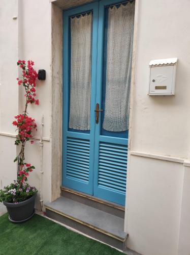 a blue door on the side of a house at Kryptàdion in Grottaglie