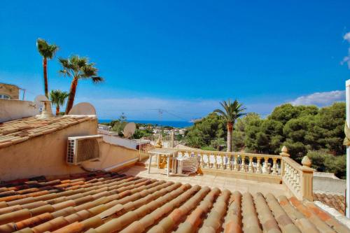 una vista desde el techo de una casa con palmeras en Magdalena - holiday bungalow with pool in Teulada, en Teulada