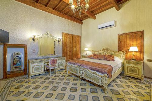 1 dormitorio con cama, tocador y espejo en Le Reve Butik Otel, en Hatay