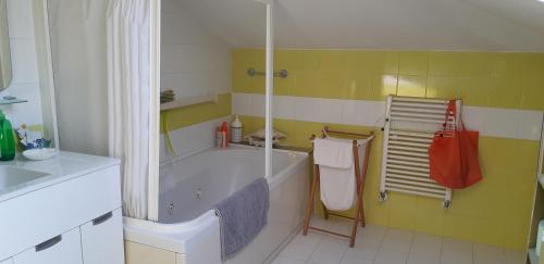 La salle de bains est pourvue d'une baignoire et d'une douche. dans l'établissement Tramonti d'estate - Casa Vacanze, à Ortona