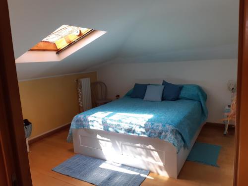 - une chambre avec un lit doté de draps bleus et une fenêtre dans l'établissement Tramonti d'estate - Casa Vacanze, à Ortona