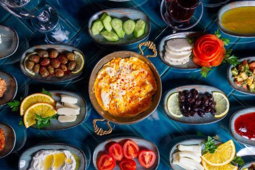 ハタイにあるLe Reve Butik Otelの食べ物の種類が豊富なテーブル