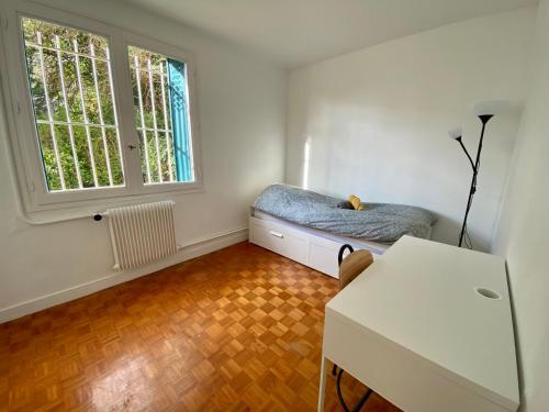 een woonkamer met een bank en een raam bij Appt T4 proche du centre - ville de Rouen - 045 in Rouen