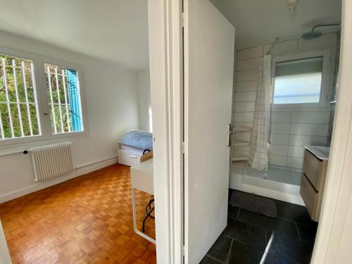 een badkamer met een bad, een wastafel en een raam bij Appt T4 proche du centre - ville de Rouen - 045 in Rouen