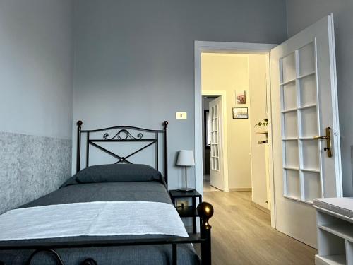1 dormitorio con cama negra y puerta blanca en Interno1 en Mestre