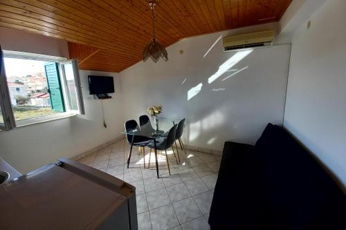 a dining room with a table and chairs in a room at Apartments with a parking space Grebastica, Sibenik - 4866 in Grebaštica