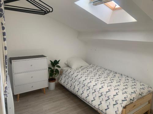 1 dormitorio con 1 cama, vestidor y ventana en Appartement Duplex 65m Bordeaux Saint Augustin, en Mérignac