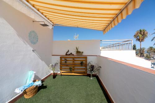 Balkón alebo terasa v ubytovaní Sea & Wave Al Rolo Beach Apartment