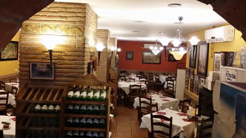 Reštaurácia alebo iné gastronomické zariadenie v ubytovaní Hotel Mesón El Número Uno
