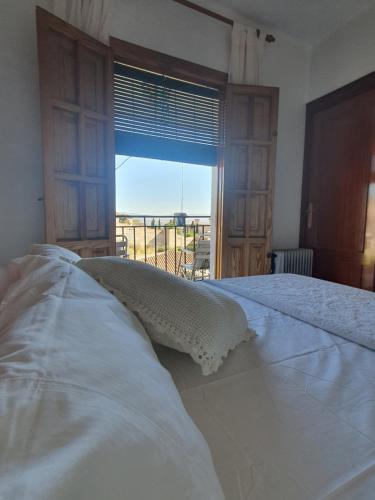 - une chambre avec un lit et une fenêtre avec vue dans l'établissement Carmen de la Sultana, à Grenade