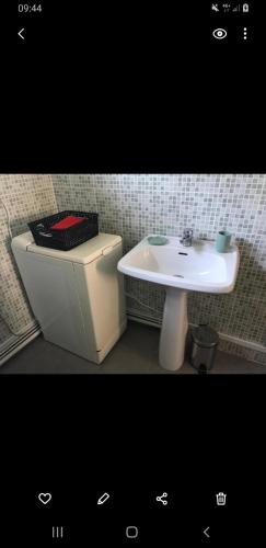 mała łazienka z umywalką i toaletą w obiekcie Maison avec vue panoramique à 5mn de saint Rémi sur durolles . w mieście La Monnerie-le Montel