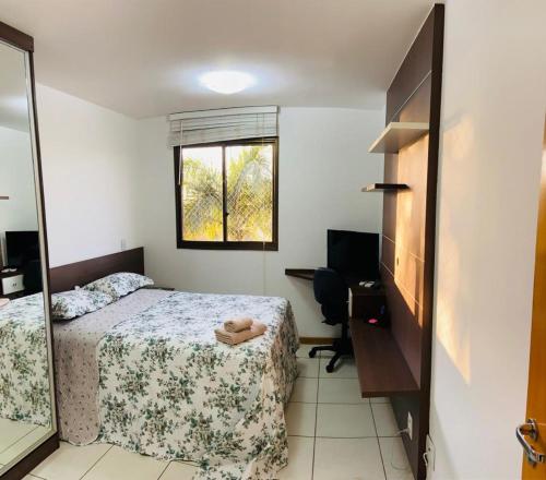 Life Resort - 2 quartos, 2 banheiros في برازيليا: غرفة نوم بسرير ومكتب ونافذة