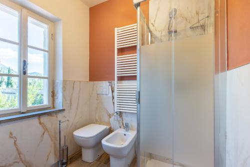 a bathroom with a toilet and a shower at B&B Ninfeo dell' Arancera in Calci