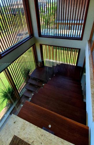 an overhead view of a wooden staircase in a house at 6 suítes com sofisticação e conforto na Praia do Forte! in Praia do Forte