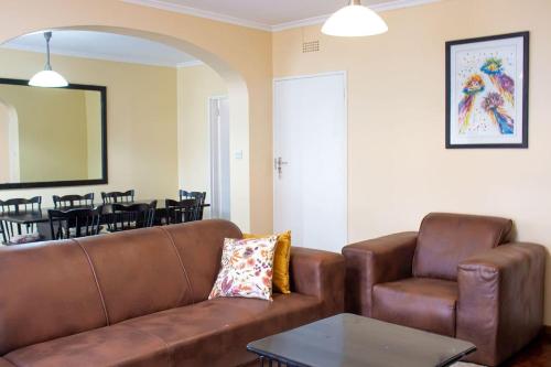 Uma área de estar em Inviting 3-Bed Apartment In The City