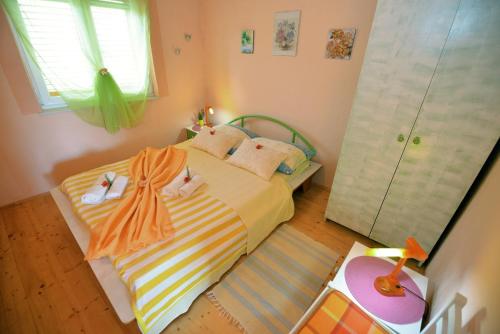 ein kleines Schlafzimmer mit einem Bett und einem Fenster in der Unterkunft Apartments with a parking space Murter - 5097 in Murter