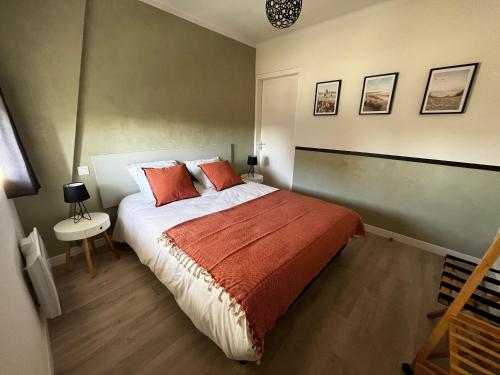 Un pat sau paturi într-o cameră la Lostendro, appartements vue port