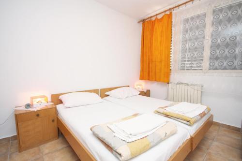 Posteľ alebo postele v izbe v ubytovaní Apartments with a parking space Murter - 5122