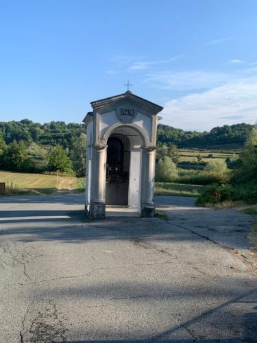 a small building in the middle of a road at Bouganville in Viverone