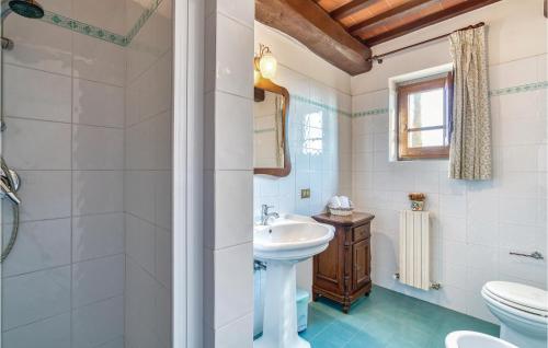 La salle de bains est pourvue d'un lavabo et de toilettes. dans l'établissement Levante, à San Giustino Valdarno