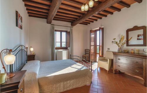 1 dormitorio con cama, tocador y espejo en Levante, en San Giustino Valdarno