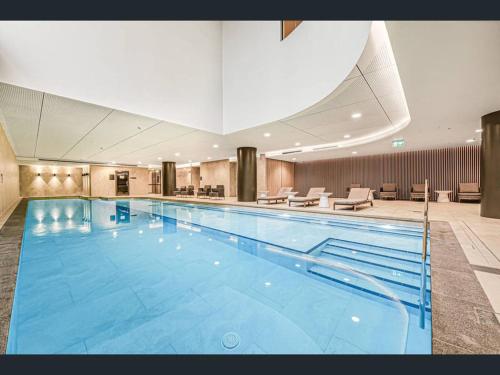 una gran piscina en una habitación de hotel en Astra Apartments Glen Waverley, en Glen Waverley