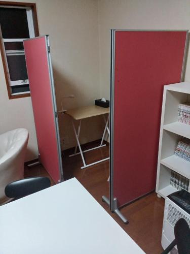 a room with a red door and a desk at 白浜 Mizuki-ya in Kamitondacho