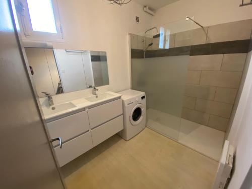 La salle de bains est pourvue d'un lave-linge et d'un lave-linge. dans l'établissement Fabuleux T3 de 85 m2, situé au calme avec grand parking gratuit privé ,Fibre wifi, à Saint-Gaudens