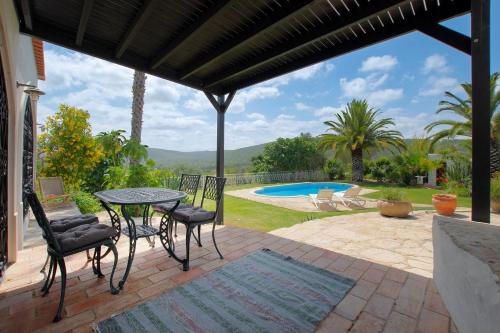 樓爾的住宿－Suite Swimming Pool Quinta da Eira 140 years old，一个带桌椅的庭院和一个游泳池