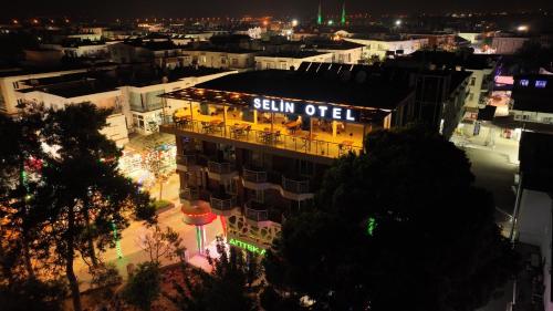 een gebouw met een bord aan de zijkant bij Selin Otel Belek in Antalya