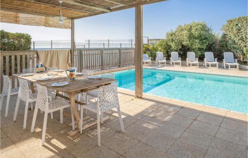 Bazén v ubytovaní 5 Bedroom Stunning Home In Valras-Plage alebo v jeho blízkosti