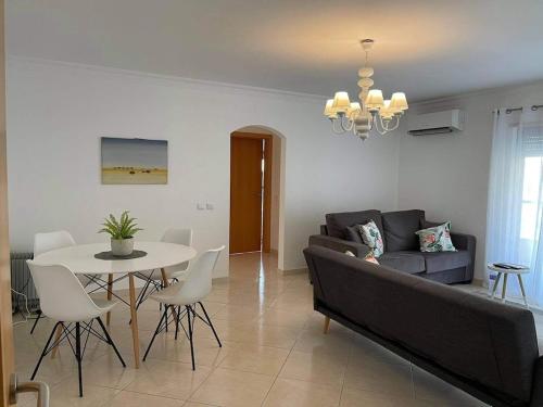 uma sala de estar com um sofá e uma mesa em Apartamento Cacela- Manta Rota- Altura em Vila Nova de Cacela