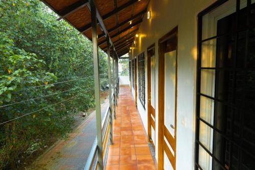 un pasillo vacío de una casa con ventana en BrightMoon_Homestay en Pondicherry