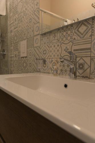 a bathroom with a white bath tub and a mirror at ALMA B&B Home Cosenza in Cosenza
